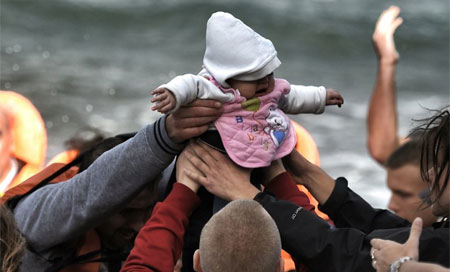 Mueren 4 refugiados tras el hundimiento de una barca frente a una isla griega